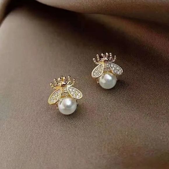 ✨ Honey Bee 🐝 Faux Pearl Earrings ✨ - Picture 2 of 3